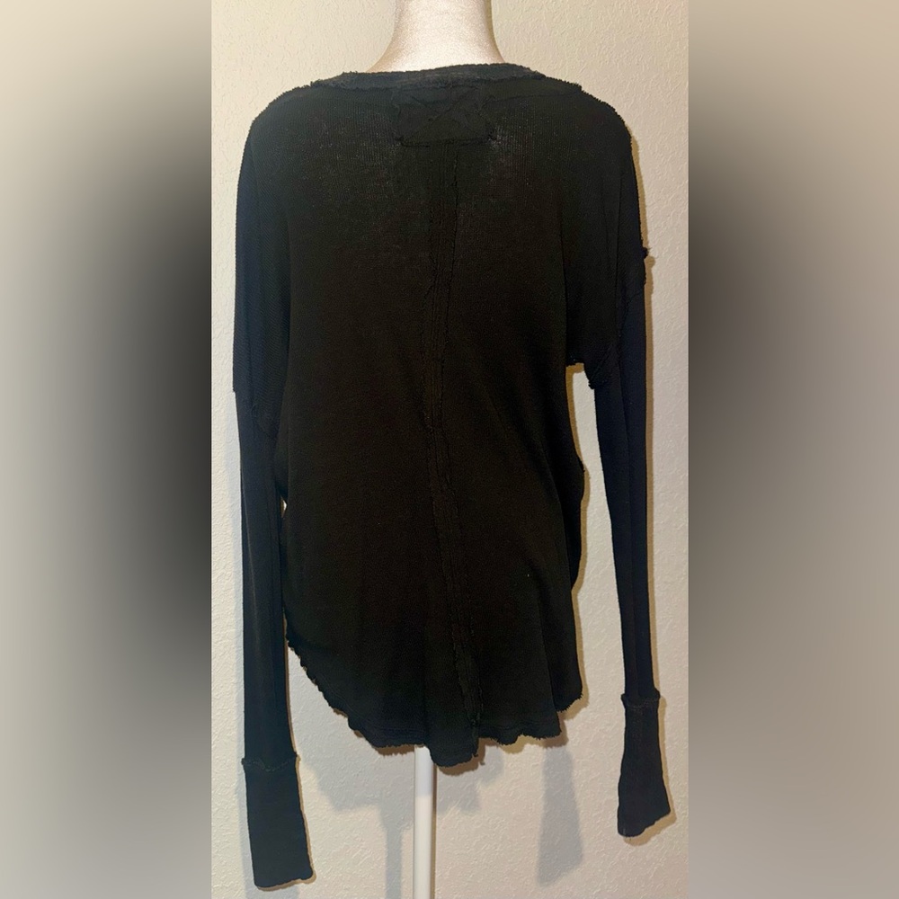 We the Free scoop neck long sleeve cuffed thumbhole black T-Shirt - Picture 3 of 6